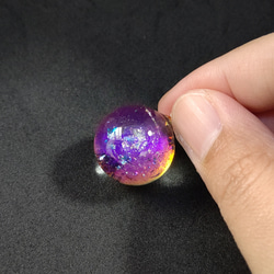 パープルやピンクに輝く宇宙玉レジンの球体ネックレス 12枚目の画像