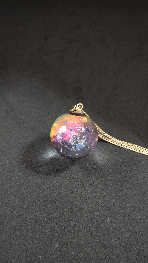 パープルやピンクに輝く宇宙玉レジンの球体ネックレス 7枚目の画像