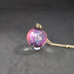パープルやピンクに輝く宇宙玉レジンの球体ネックレス 13枚目の画像