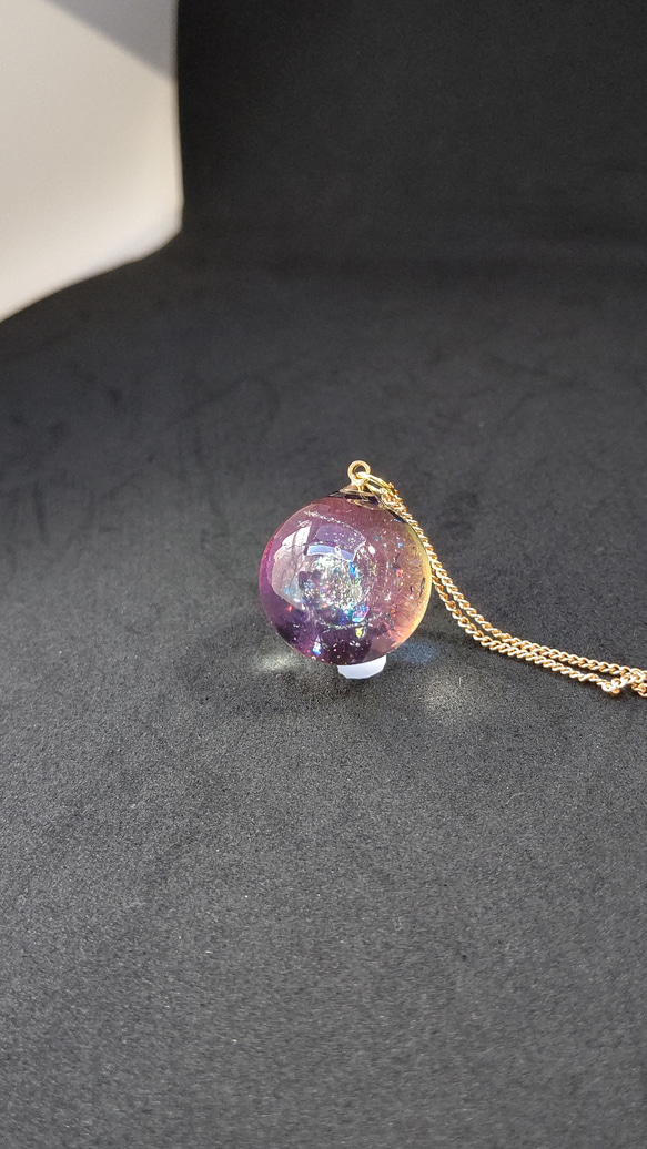 パープルやピンクに輝く宇宙玉レジンの球体ネックレス 11枚目の画像