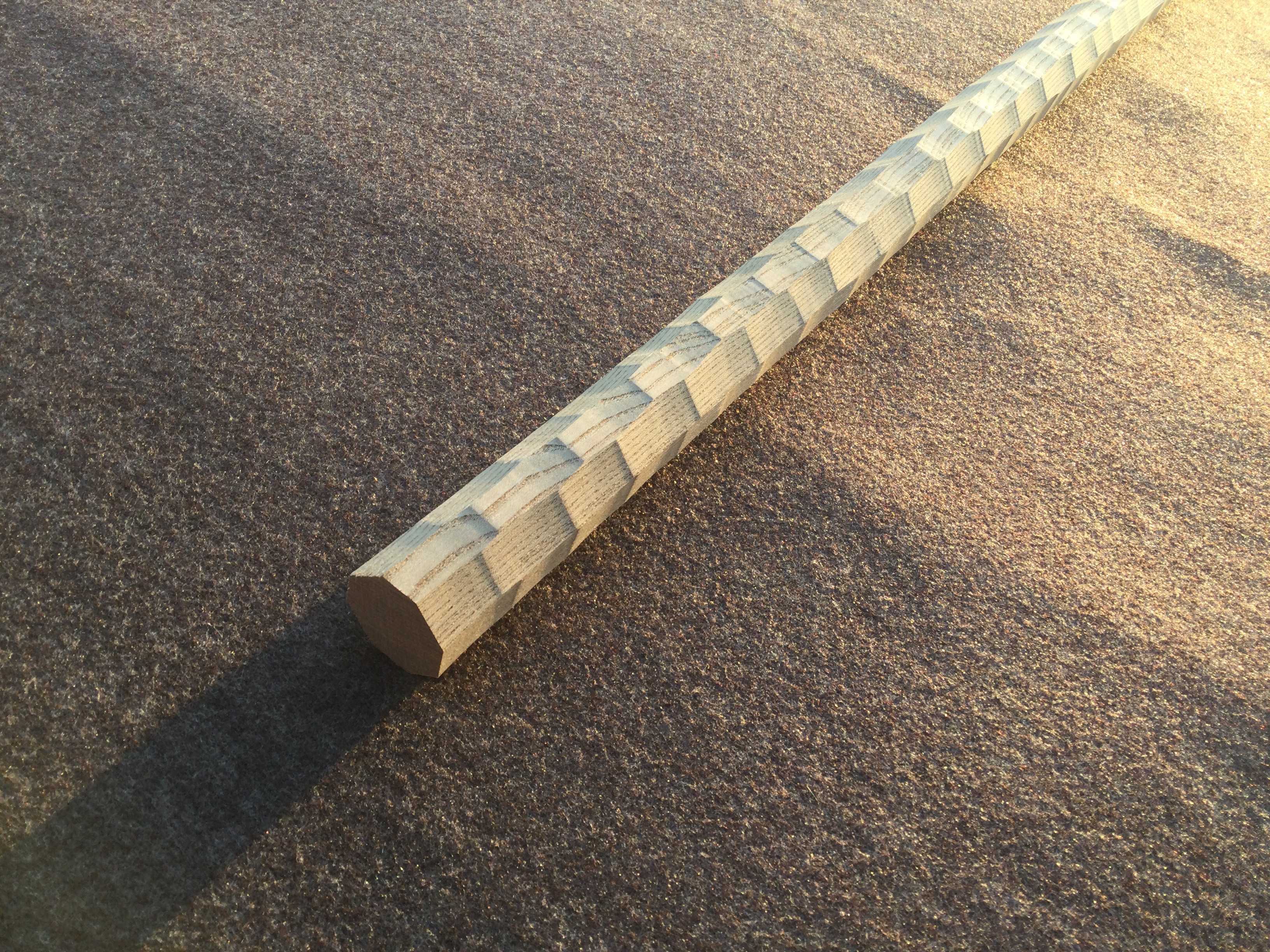 タモの木　八角形の手摺り　ちょうなはつり仕上げ　径36mm  長さ160cm〜240cm