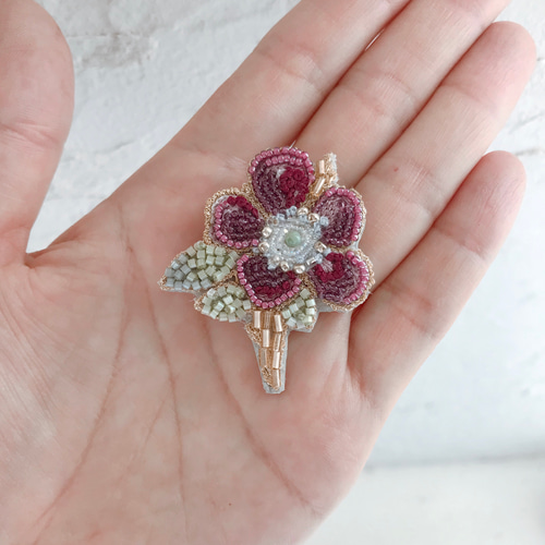 ビーズのオートクチュール刺繍ブローチ・ミツバチ ブローチ