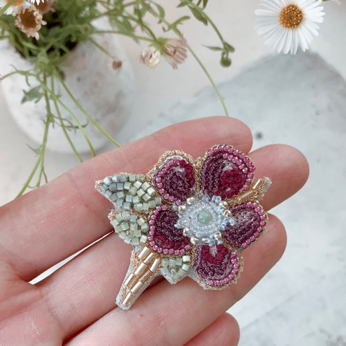 ビーズ刺繍 ネックレス風ブローチ ゴールド×ダークグレー