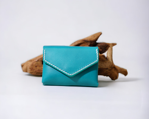 たっぷり入るふっくら可愛いターコイズブルーのレザーカードケース