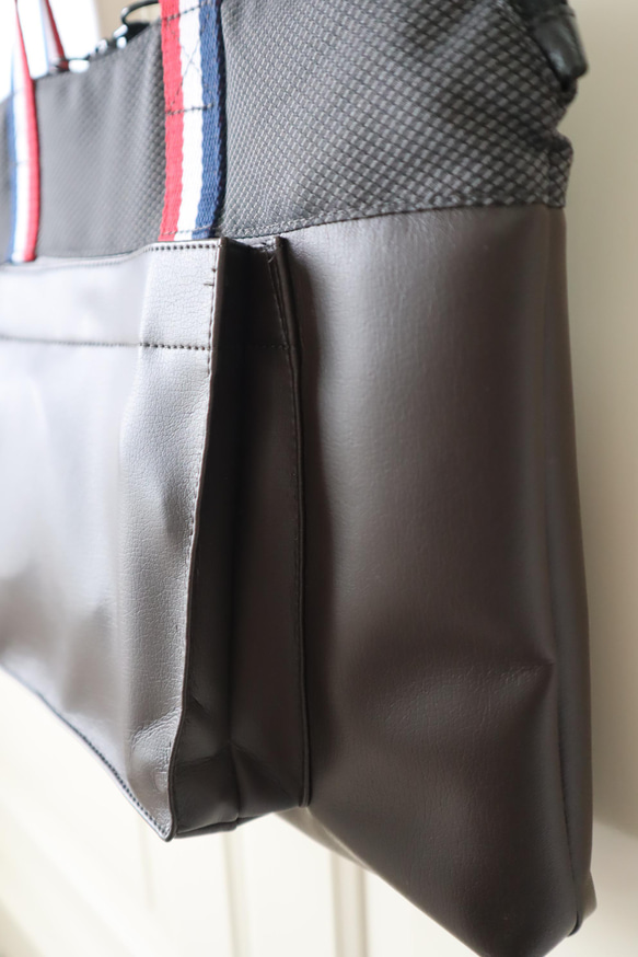 新色ー専用タブレットPCバッグ（アダプターポケット付き）学校用品ーとても軽い本格合皮素材茶色 2枚目の画像