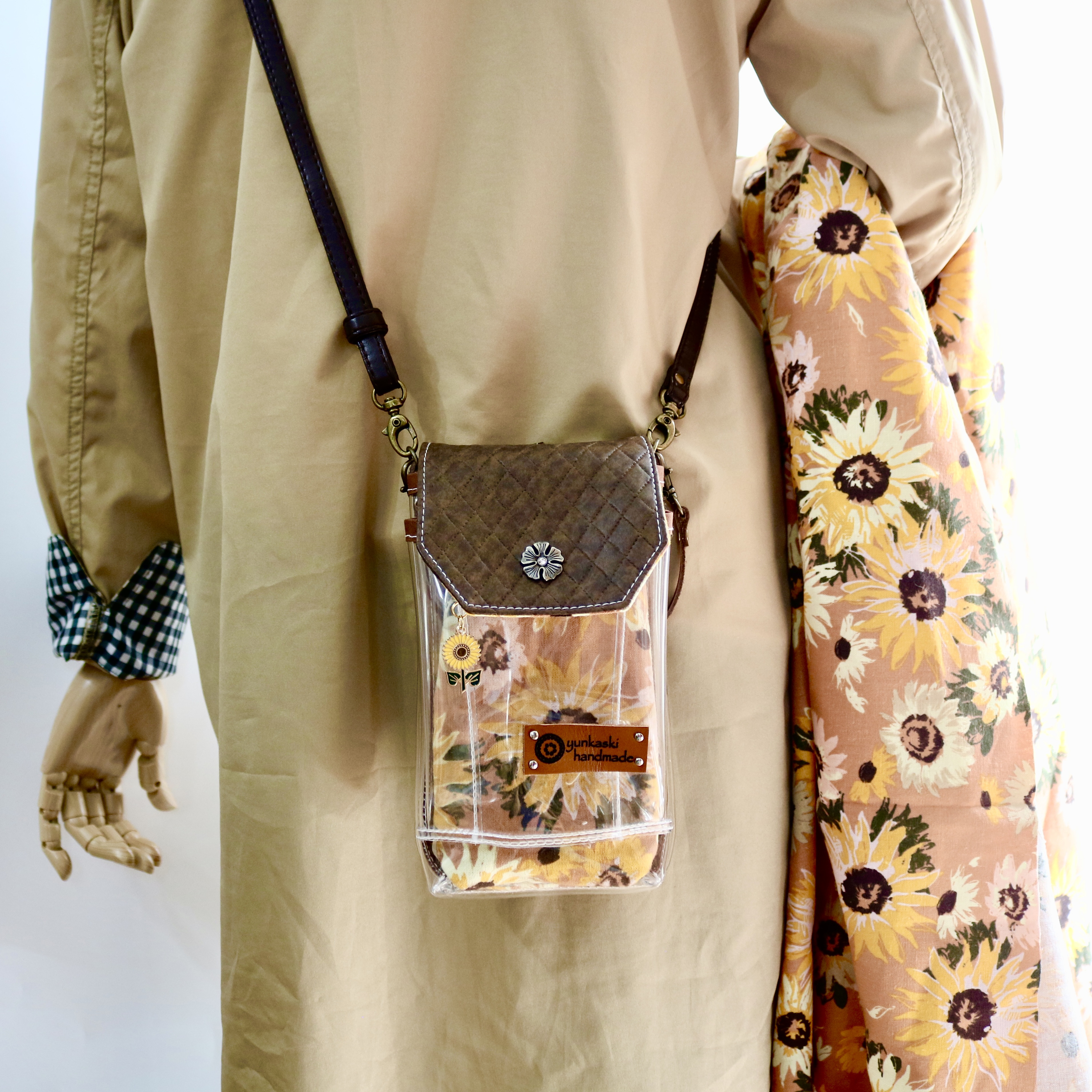 ひまわり　クリア素材のPVCスマホポシェット　中に入れたまま操作可能です♪