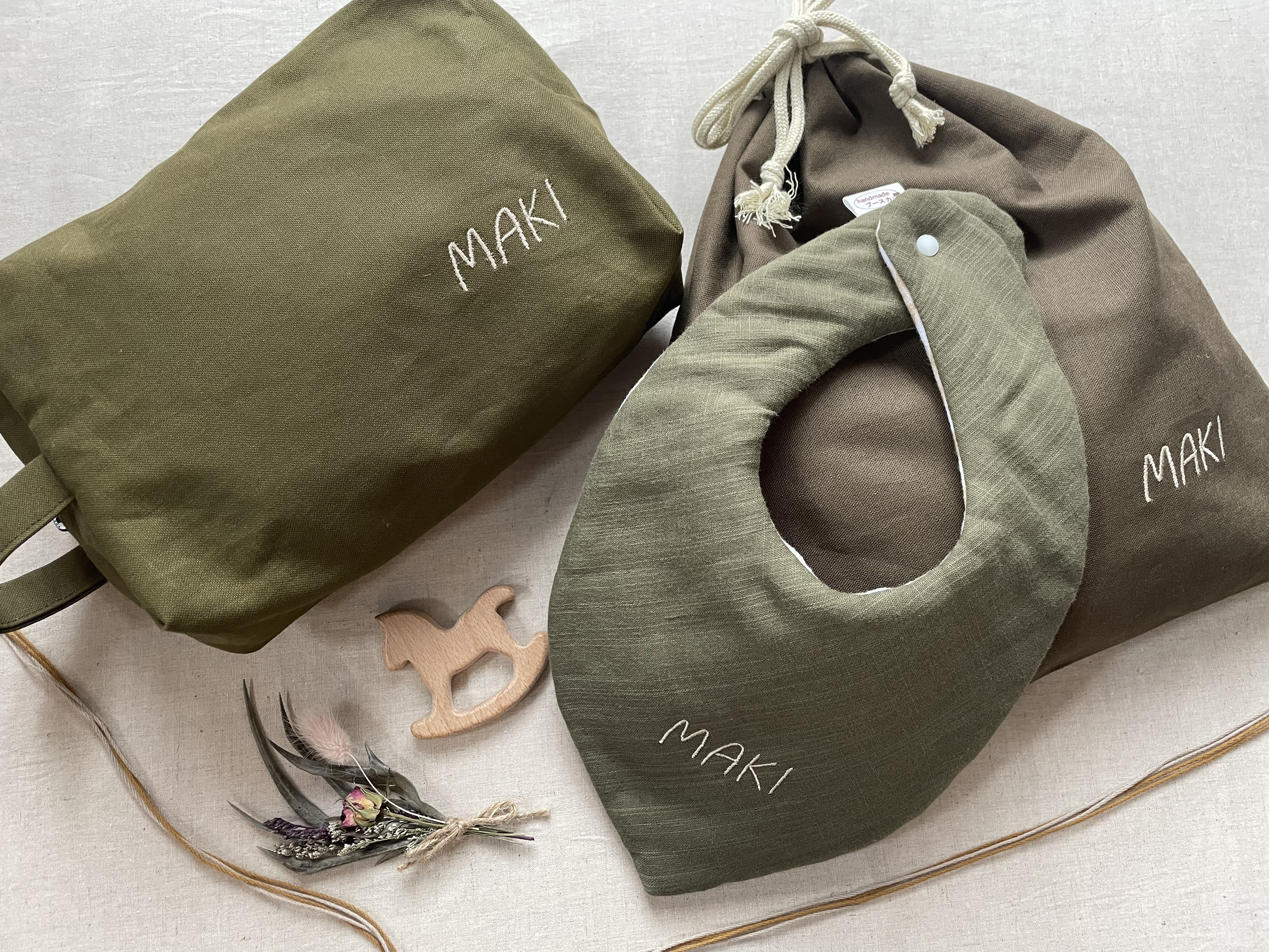 オムツポーチ・巾着袋・スタイ・木製歯固め　４点セット　カーキ×チェック柄ベージュ　出産祝い可