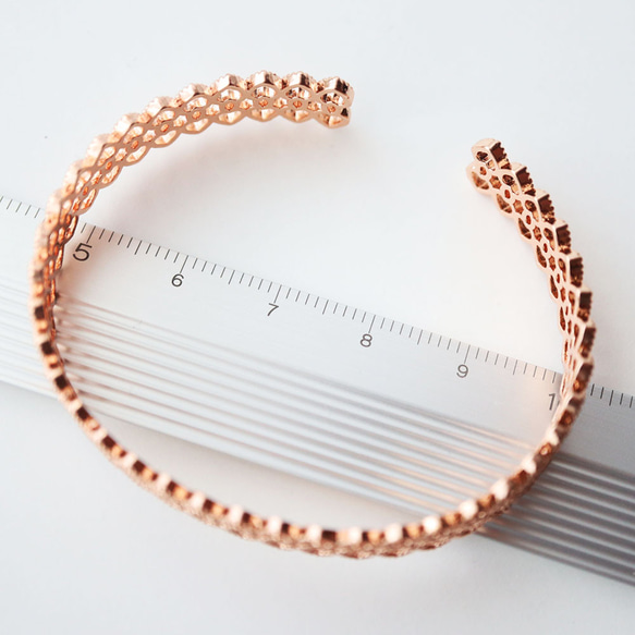 『在庫処分価格』金アレ対応 真鍮製 メタリック レース バングル 1個 4枚目の画像