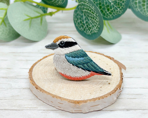 手刺繍バードブローチ