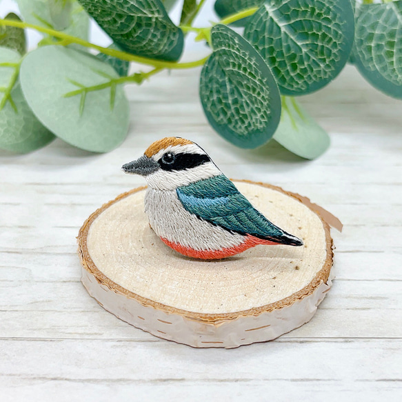 鳥刺繍ブローチ 鳥刺繍ブローチ 起毛 - ショップ kiku-kiku ブローチ - Pinkoi