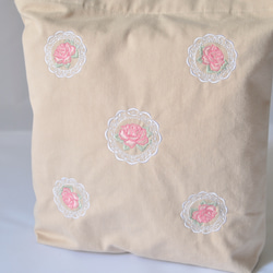 薔薇刺しゅう　フェミニントートバッグ（ミルクティーベージュ生地）　「A4ファイル対応」 2枚目の画像