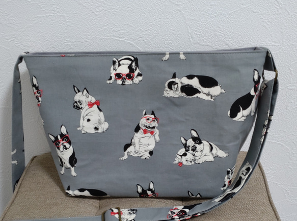 【受注製作】愛犬家のためのお散歩バッグ 犬柄ショルダーバッグフレブル　グレー　2タイプ 5枚目の画像