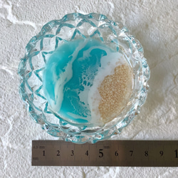 優しい色合い♪さざ波が幻想的な海レジンアートのガラス小物入れ(ターコイズブルー)・アクセサリートレイ 8枚目の画像