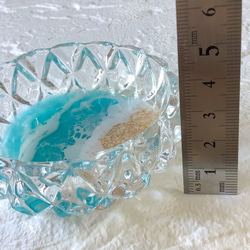 優しい色合い♪さざ波が幻想的な海レジンアートのガラス小物入れ(ターコイズブルー)・アクセサリートレイ 7枚目の画像
