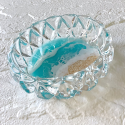優しい色合い♪さざ波が幻想的な海レジンアートのガラス小物入れ(ターコイズブルー)・アクセサリートレイ 3枚目の画像