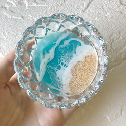 優しい色合い♪さざ波が幻想的な海レジンアートのガラス小物入れ(ターコイズブルー)・アクセサリートレイ 4枚目の画像