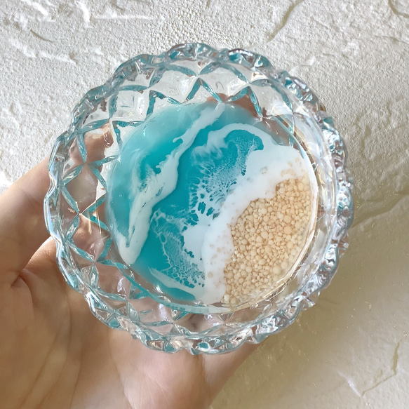 優しい色合い♪さざ波が幻想的な海レジンアートのガラス小物入れ(ターコイズブルー)・アクセサリートレイ 4枚目の画像