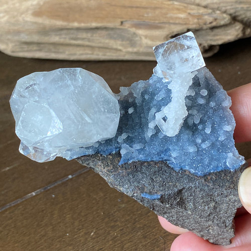 キラキラ　ドゥルージーアゲート　天然石　インテリア　原石　置物　標本　鉱物 鉱石 レアコンビネーション♢アポフィライト on ブルーカルセドニードゥルー