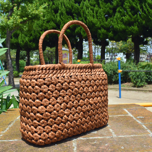 クラフトで作った山葡萄風花結び編みかごバッグ（チャーム付き巾着タイプ） クラフトテープで作った山葡萄風花結び編みかごバッグ3点