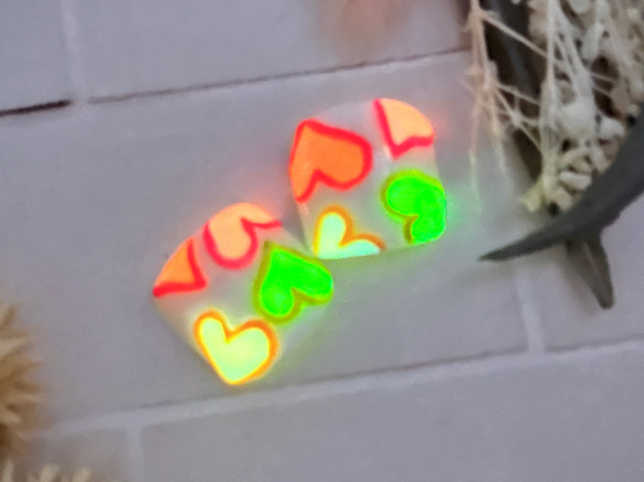 ペディキュア フット カラフルハート 蓄光ネオンネイルチップ 親指セット 4枚目の画像
