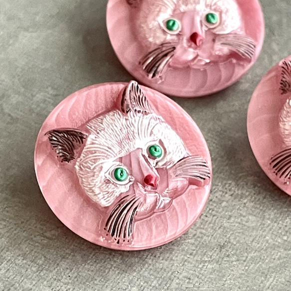 貓玻璃鈕扣（捷克共和國）| 黑鬍子白貓 x 粉色 第5張的照片
