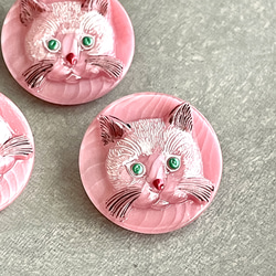貓玻璃鈕扣（捷克共和國）| 黑鬍子白貓 x 粉色 第4張的照片