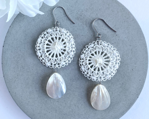 シェルと白い糸のクラシカルなレースの耳飾り ピアス/イヤリング