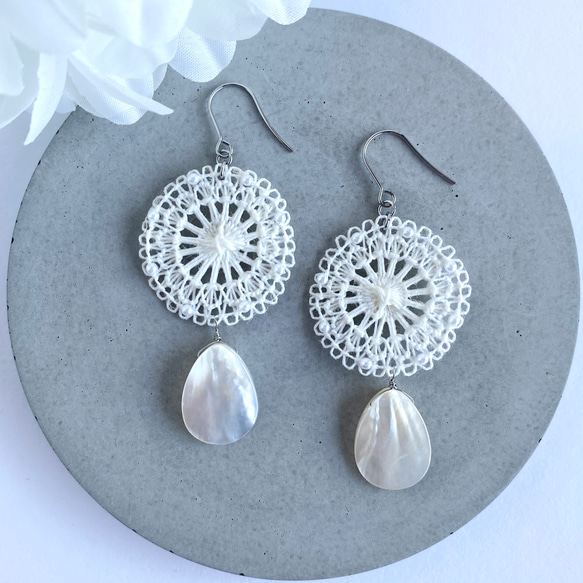 シェルと白い糸のクラシカルなレースの耳飾り ピアス/イヤリング