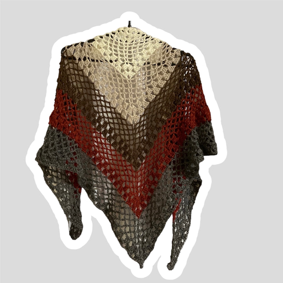 三角ショール　暖色系グラデーション　手編み　軽い　ハンドメイド　おしゃれ　羽織り 4枚目の画像