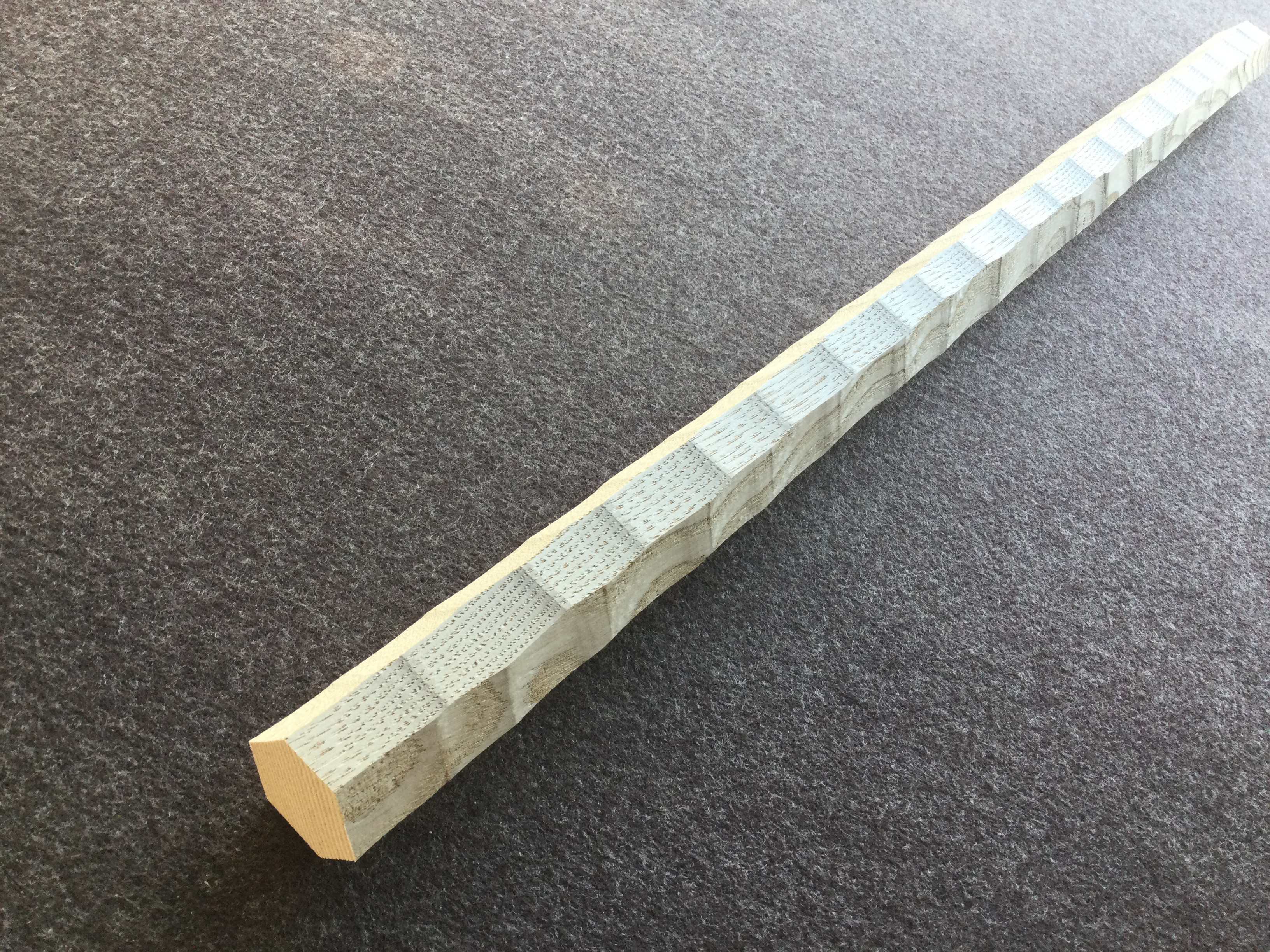 栗の木　六角形の手摺り　ちょうなはつり仕上げ　径38mm  長さ160cm〜240cm