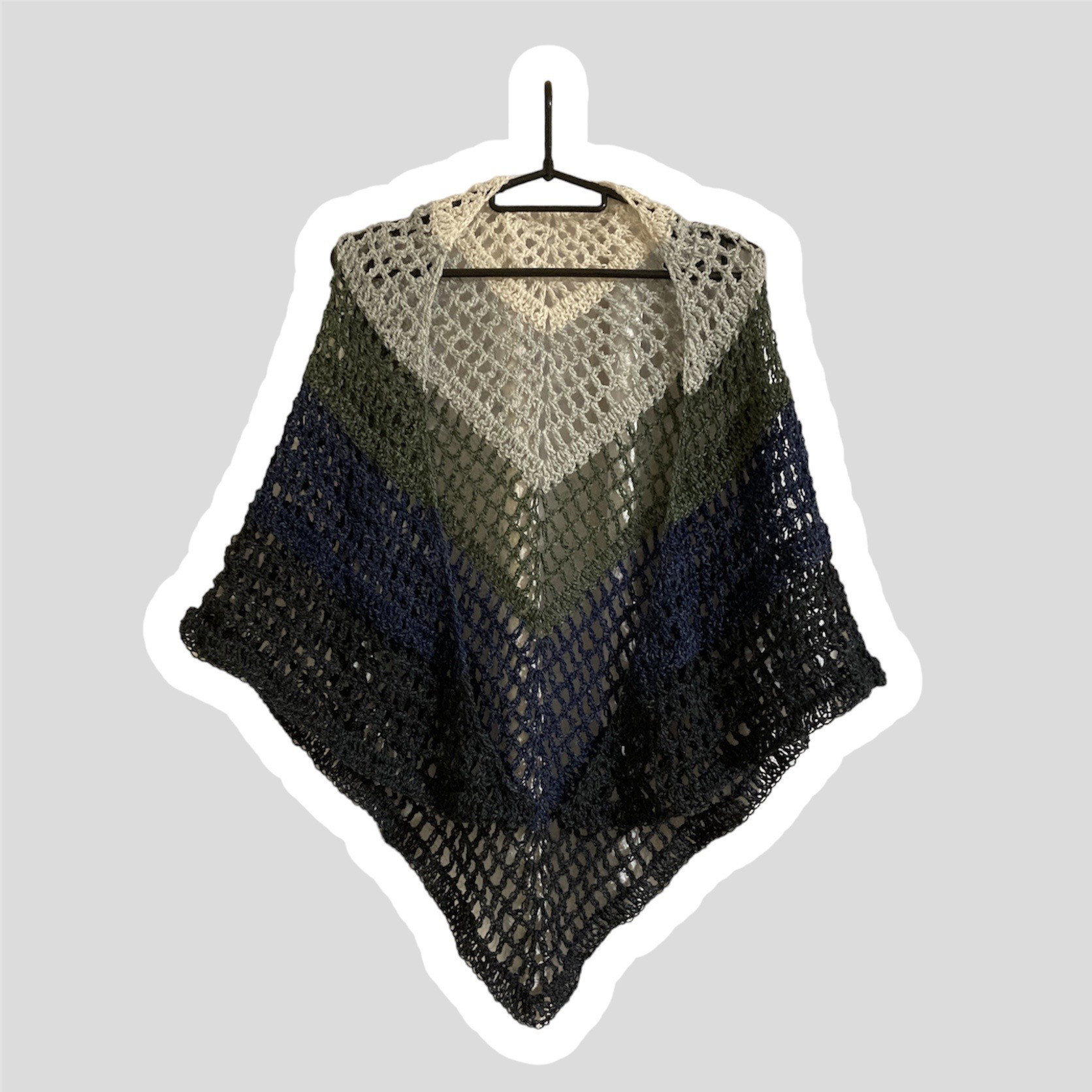 三角ショール　寒色系グラデーション　手編み　軽い　冷房対策　透かし模様　UV対策