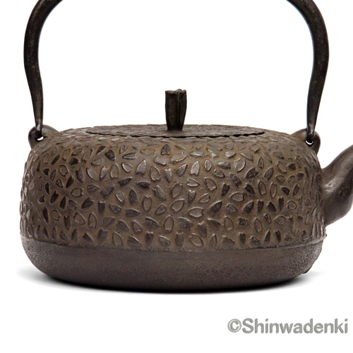 南部鉄器　岩戸賢一郎作　平丸型鉄瓶 南部鉄器 岩戸賢一郎作 平丸型鉄瓶