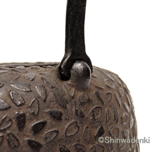 南部鉄器　岩戸賢一郎作　平丸型鉄瓶 鉄瓶 平丸桜 1.9L 岩戸賢一郎 | まいにち、鉄器。
