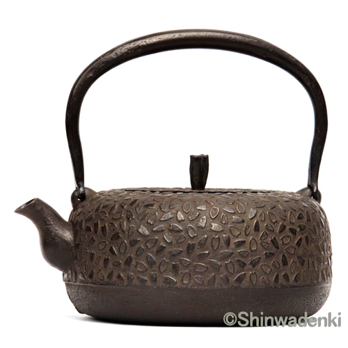 南部鉄器　岩戸賢一郎作　平丸型鉄瓶 鉄瓶 平丸肌 1.9L 岩戸賢一郎 | まいにち、鉄器。
