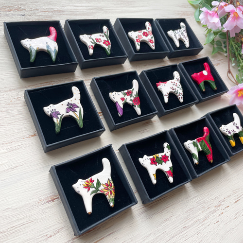 花札柄 にゃんこ 陶器ブローチ 金彩 /陶器製 花札 和柄 猫 ブローチ 