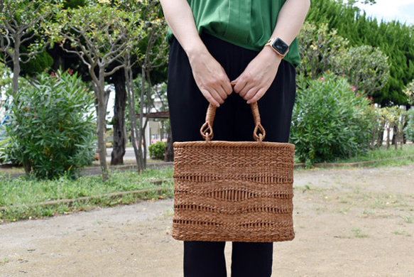 山葡萄籠バッグ | 可動式持ち手 | 透かし波形模様編み | 巾着と中布付き | オリジナル新作品 7枚目の画像
