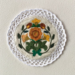 黄色の花　花の刺繍の飾り布　壁飾り　壁掛け　タペストリー　ウォールデコ　ドイリー　クロス　刺繍　チェーンステッチ 1枚目の画像