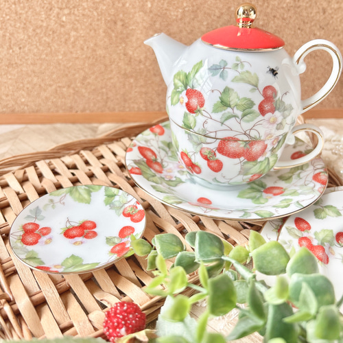 アフタヌーンティー・真っ赤な苺のティーフォーワンセット ポット