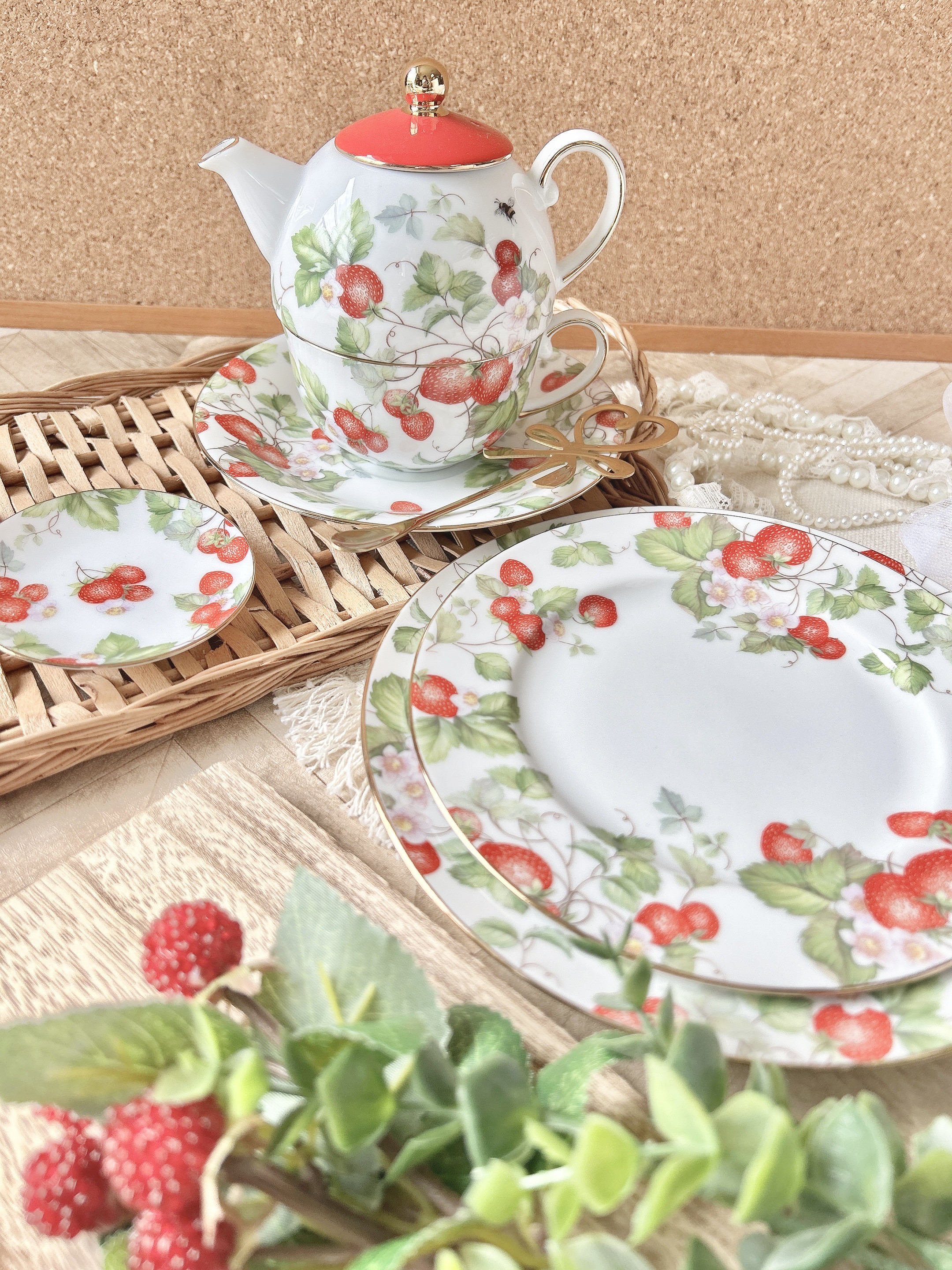 アフタヌーンティー・真っ赤な苺のティーフォーワンセット ポット