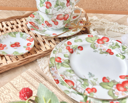 アフタヌーンティー・真っ赤な苺のティーフォーワンセット ポット