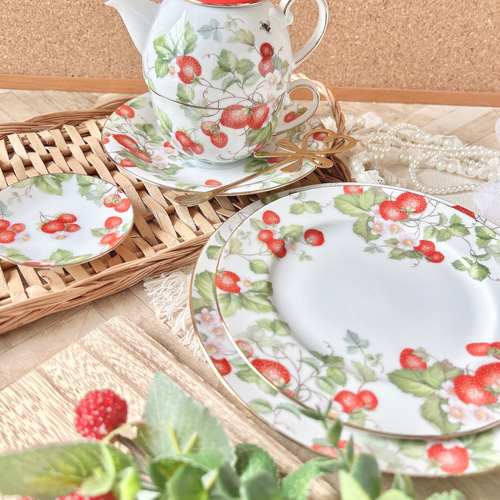 アフタヌーンティー・真っ赤な苺のティーフォーワンセット ポット