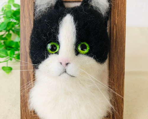 白黒ハチワレのフレーム猫 羊毛フェルト 猫 リアル ぬいぐるみ