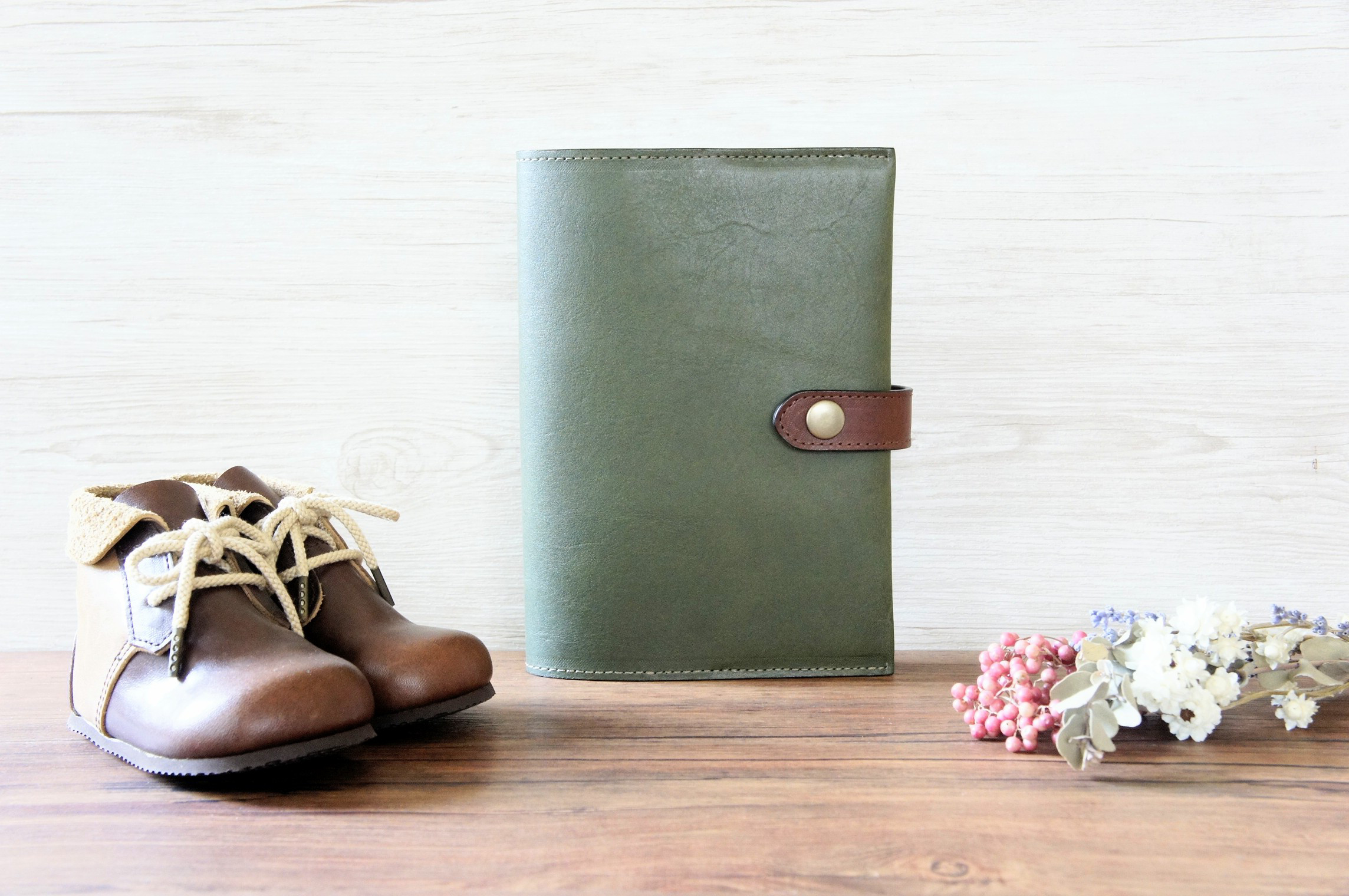 【喜ばれるギフト】母子手帳カバー＊グリーン＆ブラウン＊本革/出産祝い/ギフト/子育てアイテム/手帳カバー/送料無料