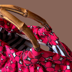 春夏のバンブーハンドルバッグはこれ！：REDのフラワーレース 4枚目の画像
