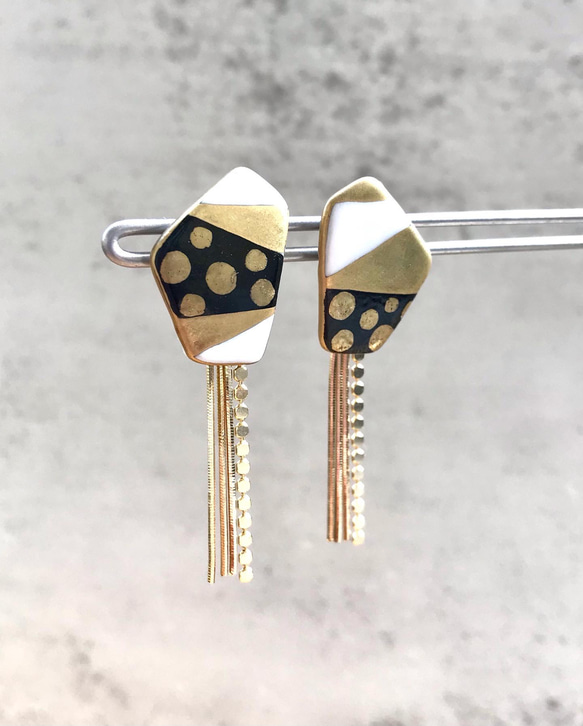 揺れるチェーン☆モノトーンドットピアス/イヤリング 多角形 ピアス 