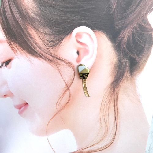 揺れるチェーン☆モノトーンドットピアス/イヤリング 多角形 ピアス 