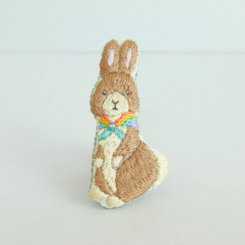 野うさぎ 虹色のスカーフ 刺繍ブローチ【受注製作】 ブローチ 手
