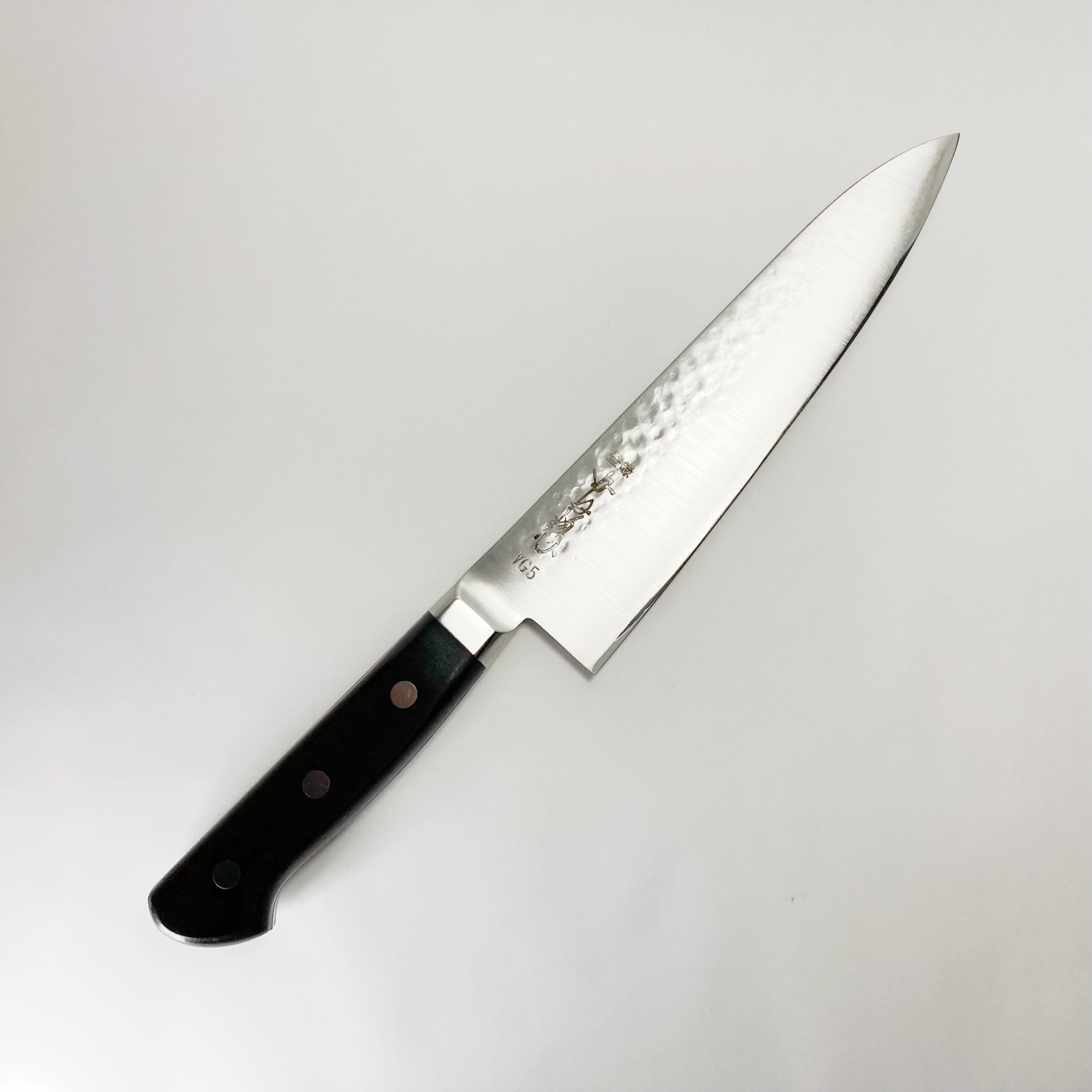 【本家かね惣】牛刀 ステンレス鋼 VG5 6寸（180mm） 鎚目仕様