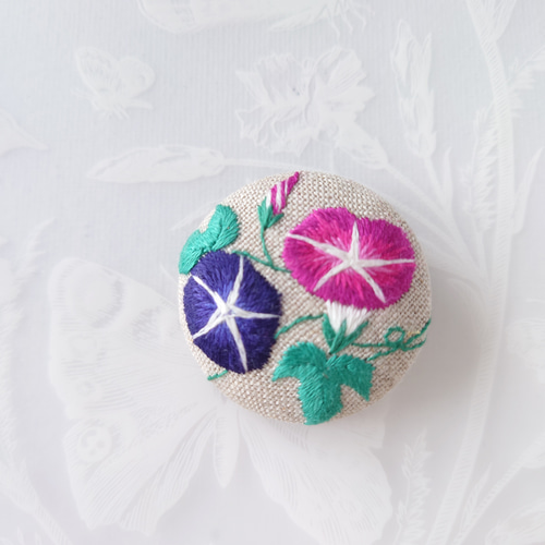くるみボタン刺繍ブローチ　秋桜と千日紅のブローチ　handmade くるみボタン刺繍ブローチ 秋桜と千日紅のブローチ handmade