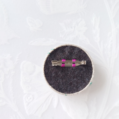 刺繍ブローチ「朝顔 あかむらさき」くるみボタン ブローチ 薄荷